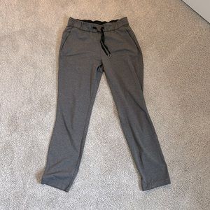 ****LULULEMON**** On the fly pant, gray, tapered leg, size 4, drawstring
